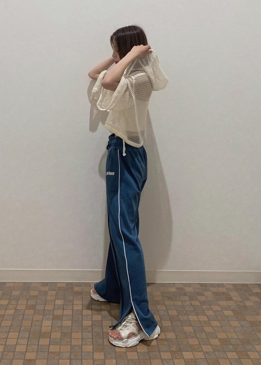 ベージュ系のサンダル、ホワイト系のキャミソール、ホワイト系のカーディガン/ボレロを着用したレディースの夏コーディネートの5枚目の写真