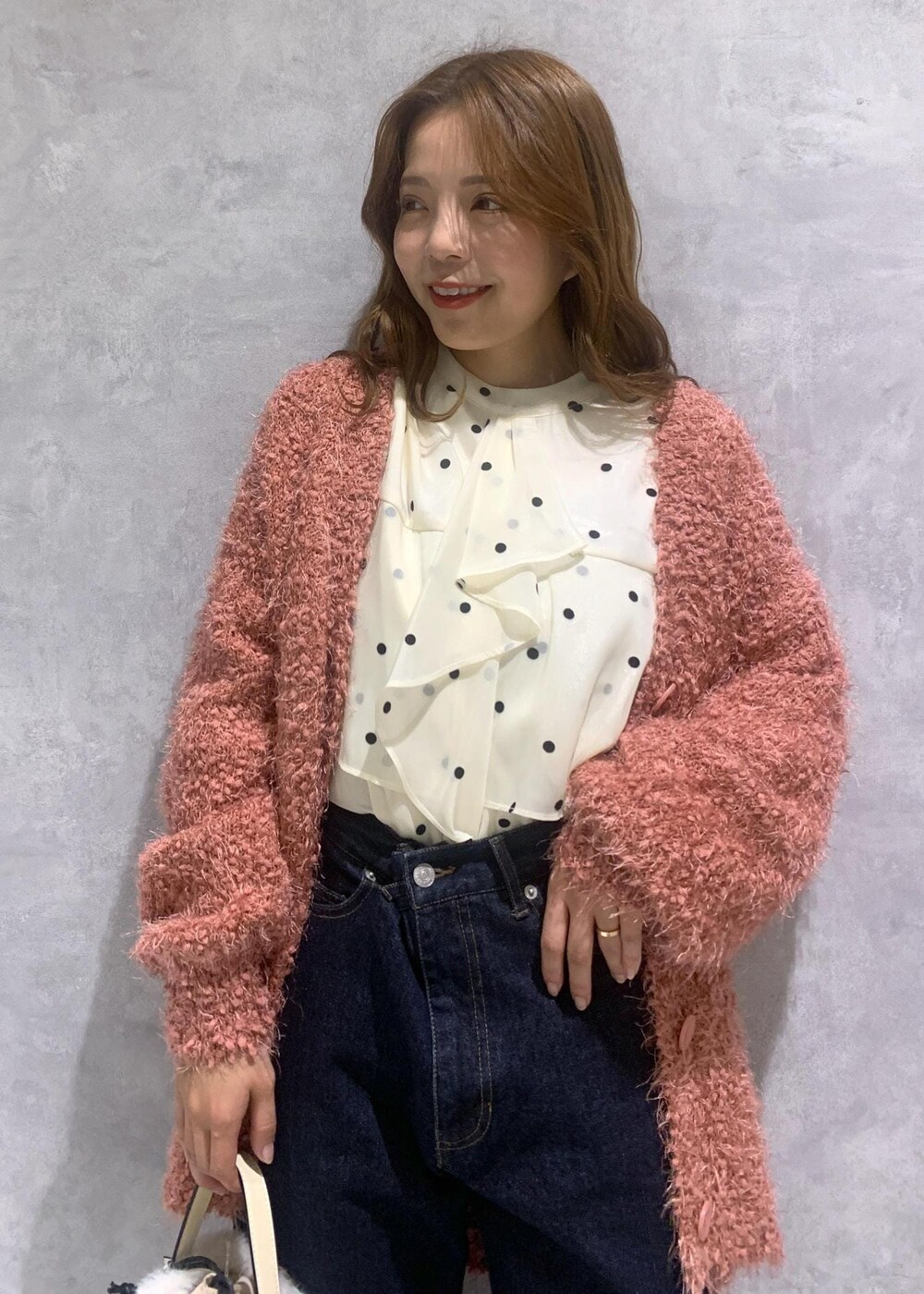 ブラック系のブーツ、ベージュ系のシャツ/ブラウス、ピンク系のカーディガン/ボレロを着用したレディースの冬コーディネートの5枚目の写真