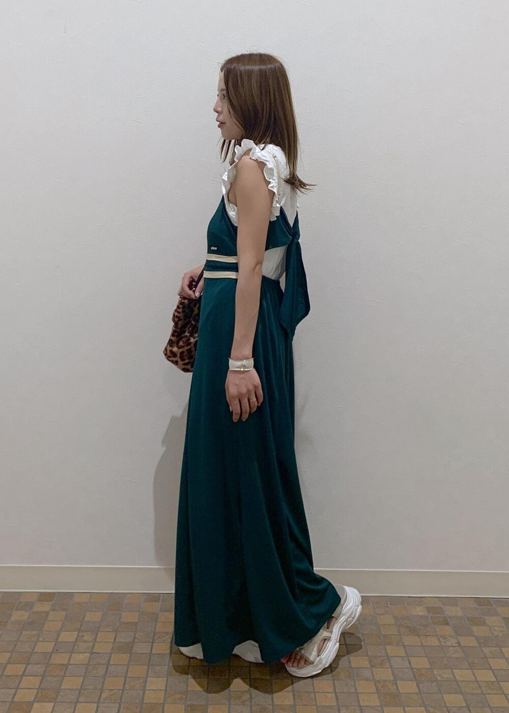 グリーン系のワンピース、ホワイト系のTシャツ/カットソー、その他のショルダーバッグを着用したレディースの夏コーディネートの3枚目の写真