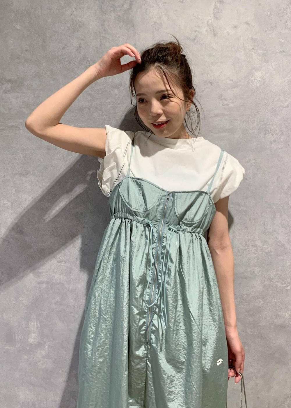 ベージュ系のサンダル、グリーン系のワンピース、ホワイト系のTシャツ/カットソーを着用したレディースの夏コーディネートの5枚目の写真