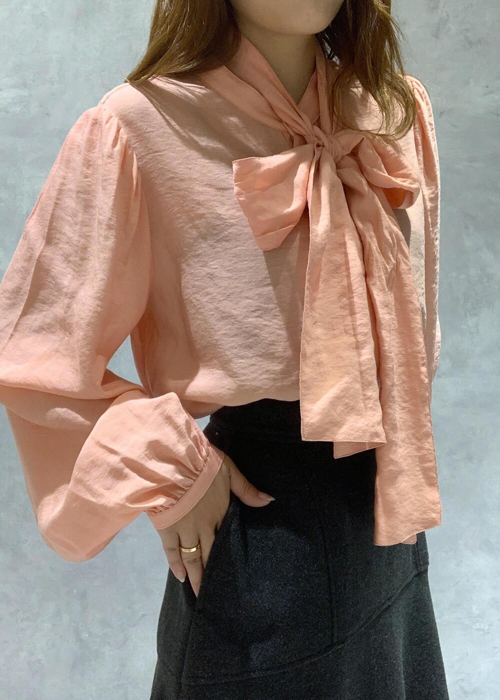 ブラック系のショルダーバッグ、ピンク系のシャツ/ブラウス、ブラック系のブーツを着用したレディースの秋コーディネートの9枚目の写真