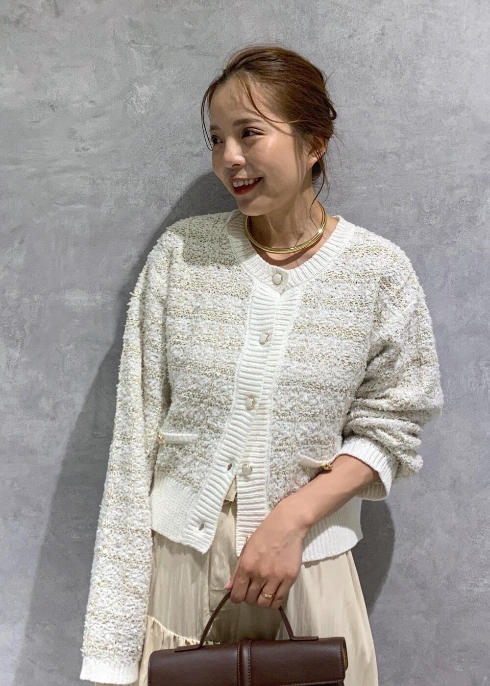 ブラウン系のショルダーバッグ、ブラウン系のブーツ、ホワイト系のカーディガン/ボレロを着用したレディースの夏コーディネートの7枚目の写真