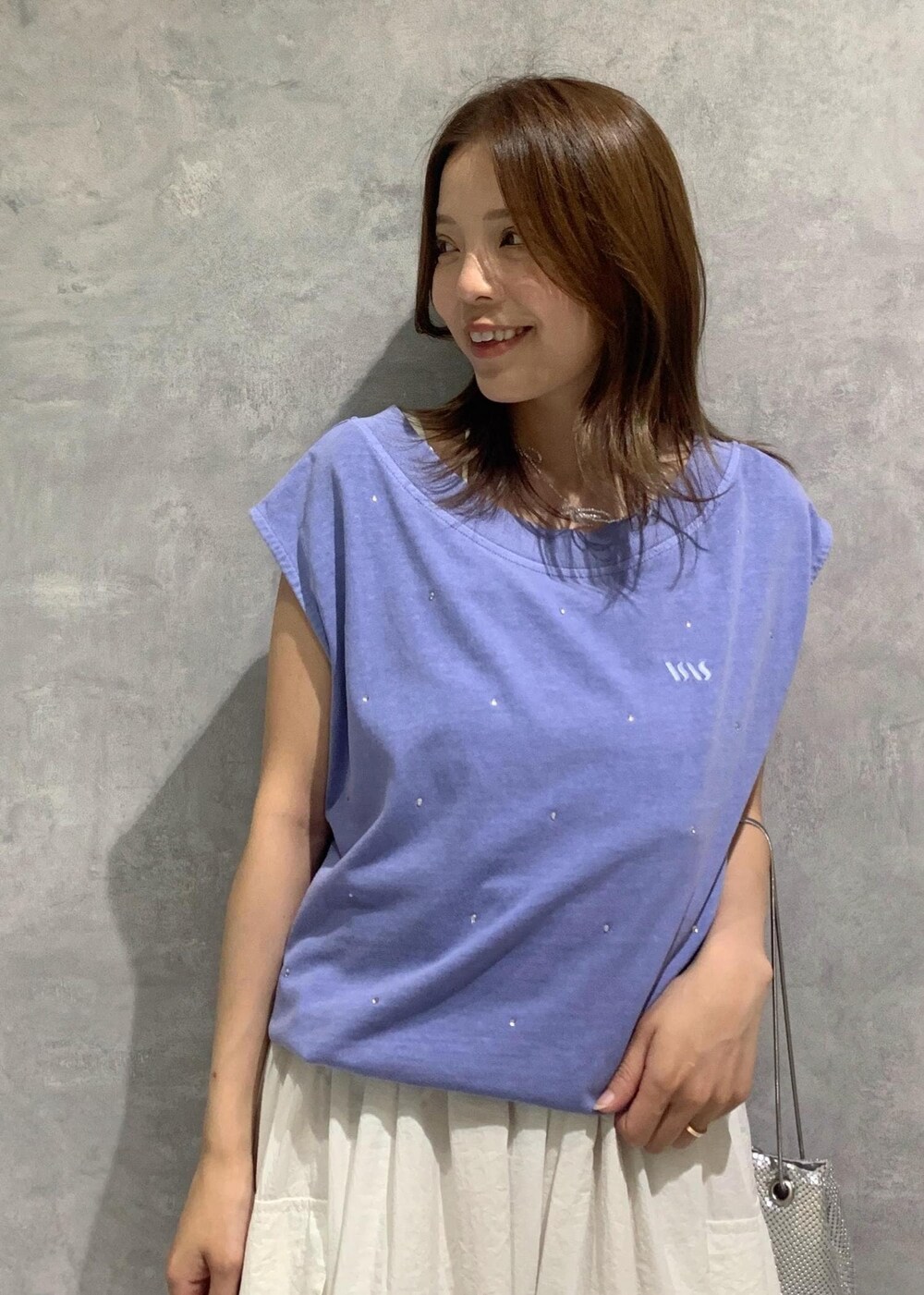 ホワイト系のサンダル、ホワイト系のワンピース、シルバー系のショルダーバッグを着用したレディースの夏コーディネートの5枚目の写真