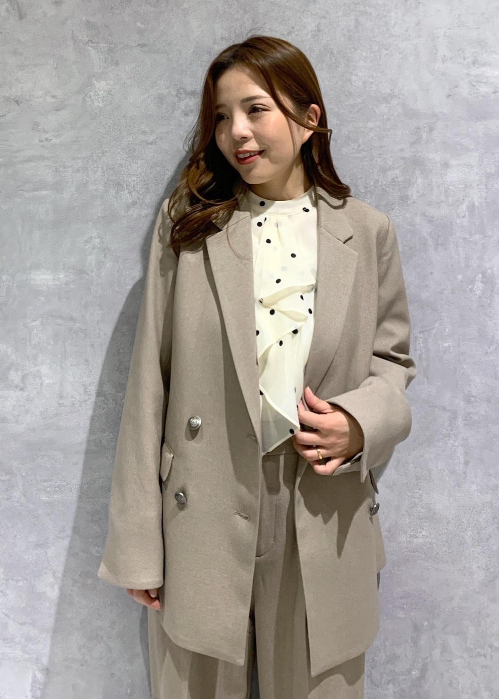 ホワイト系のブーツ、ベージュ系のシャツ/ブラウス、ベージュ系のスラックスを着用したレディースの冬コーディネートの9枚目の写真