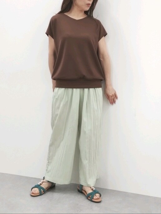 ブラウン系のTシャツ/カットソー、グリーン系のパンツを着用したレディースの夏コーディネートの2枚目の写真