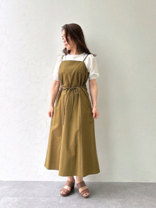 グリーン系のワンピース、ホワイト系のニット/セーターを着用したレディースの夏コーディネートの3枚目の写真