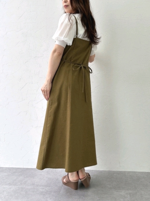 グリーン系のワンピース、ホワイト系のニット/セーターを着用したレディースの夏コーディネートの2枚目の写真