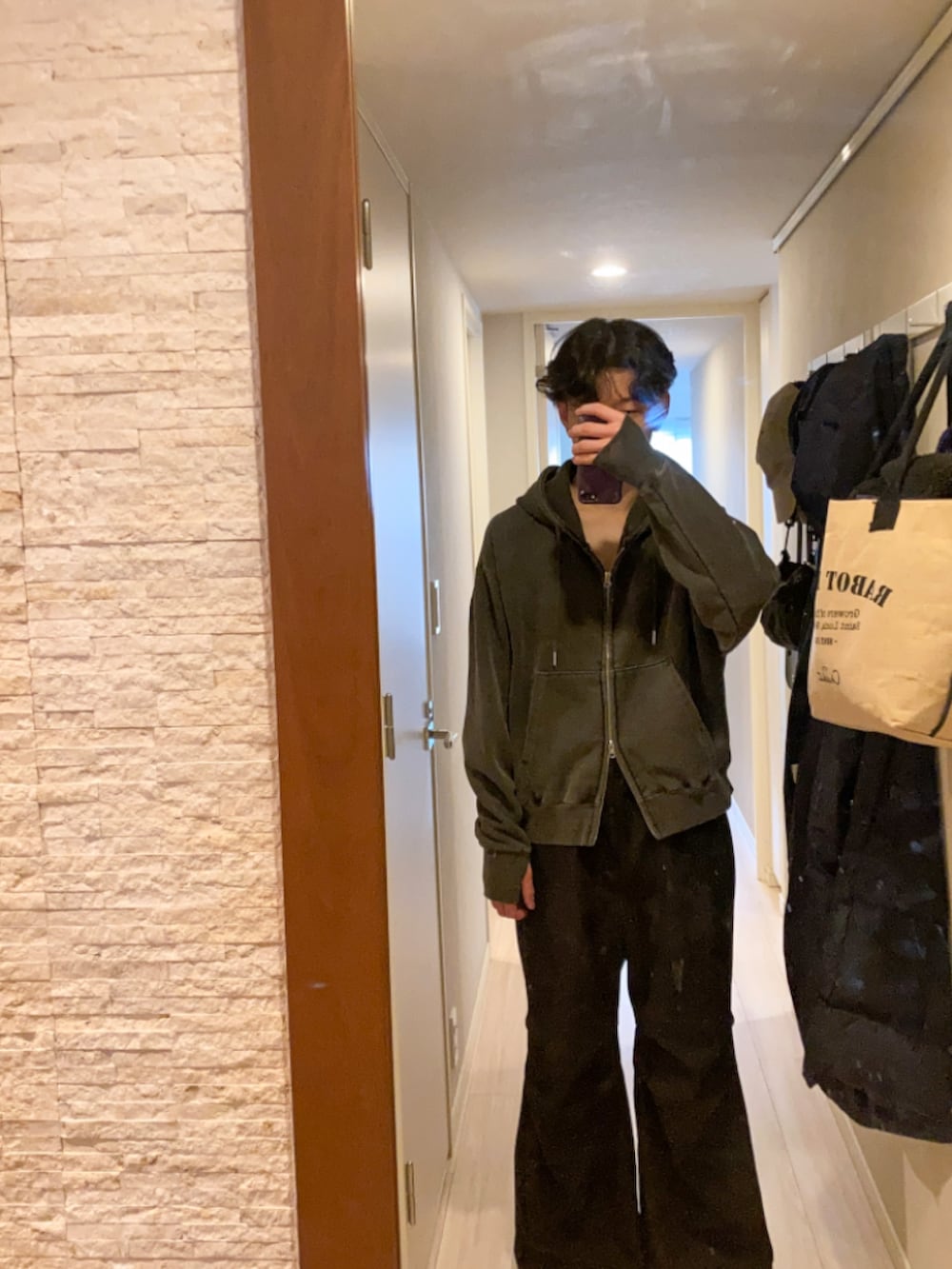 グレー系のパーカー、ブラック系のその他パンツ、ブラック系のスニーカーを着用したメンズの春コーディネートの4枚目の写真