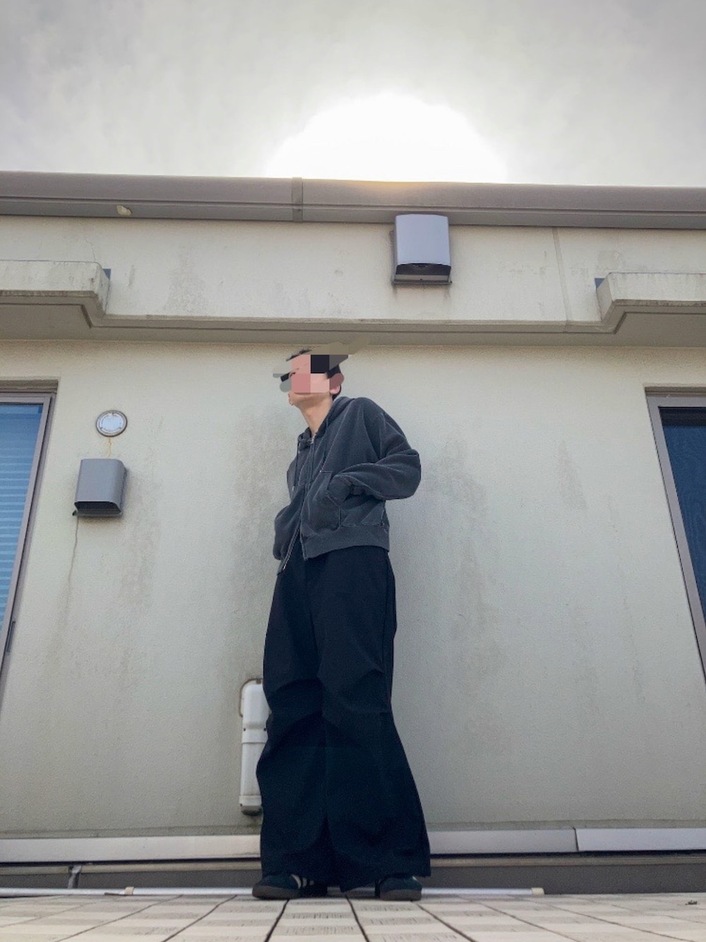 グレー系のパーカー、ブラック系のその他パンツ、ブラック系のスニーカーを着用したメンズの春コーディネートの3枚目の写真