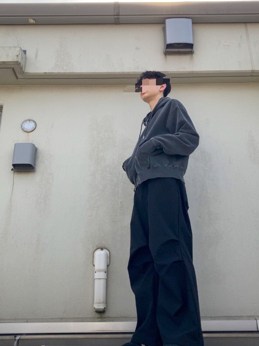 グレー系のパーカー、ブラック系のその他パンツ、ブラック系のスニーカーを着用したメンズの春コーディネートの2枚目の写真