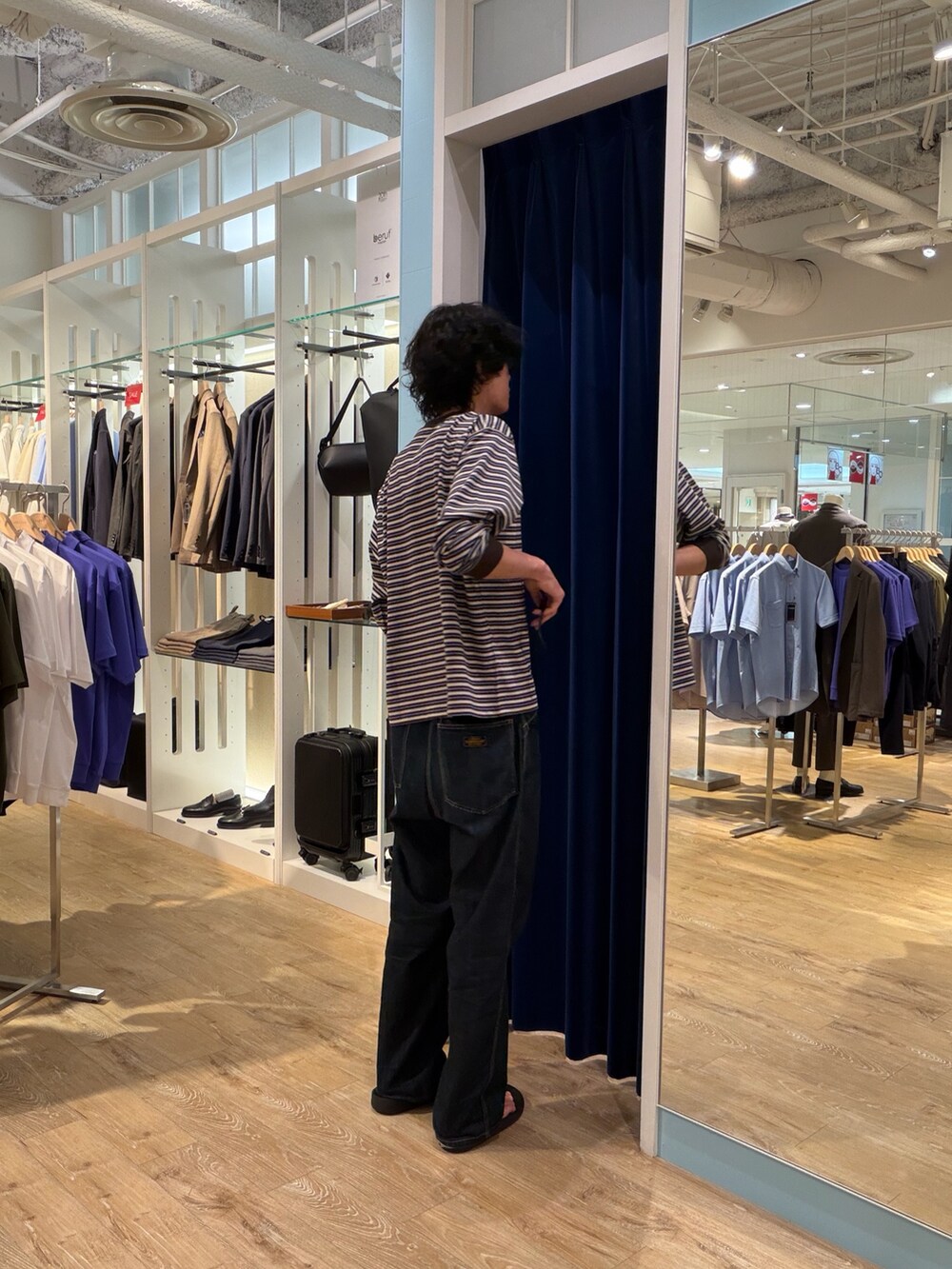 ベージュ系のTシャツ/カットソー、ブラック系のその他シューズを着用したメンズの夏コーディネートの4枚目の写真