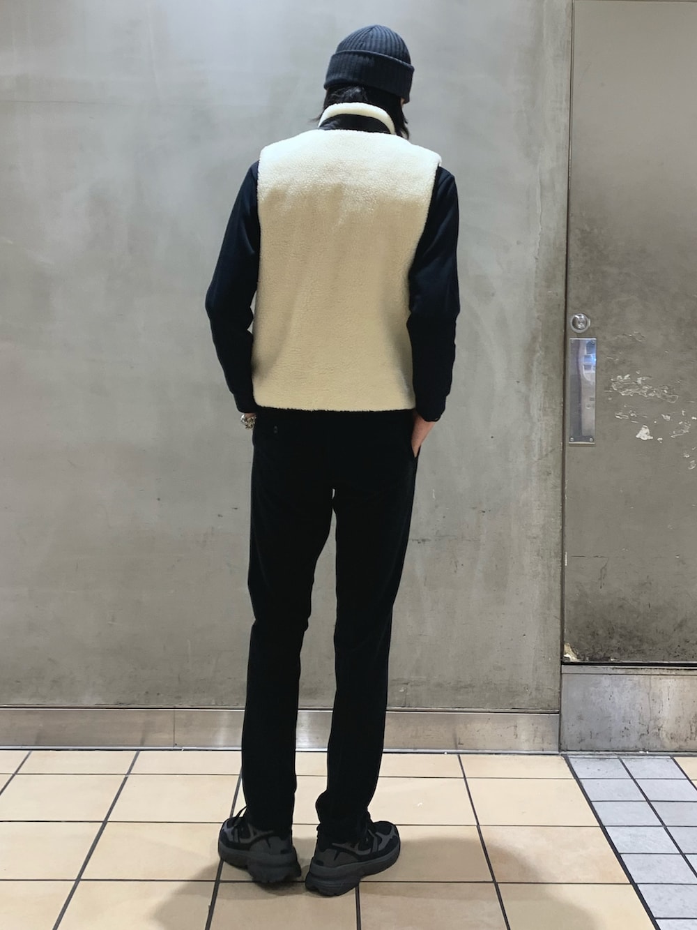 ブルー系のその他パンツ、ホワイト系のダウンベスト、ブルー系のTシャツ/カットソーを着用したメンズの冬コーディネートの3枚目の写真