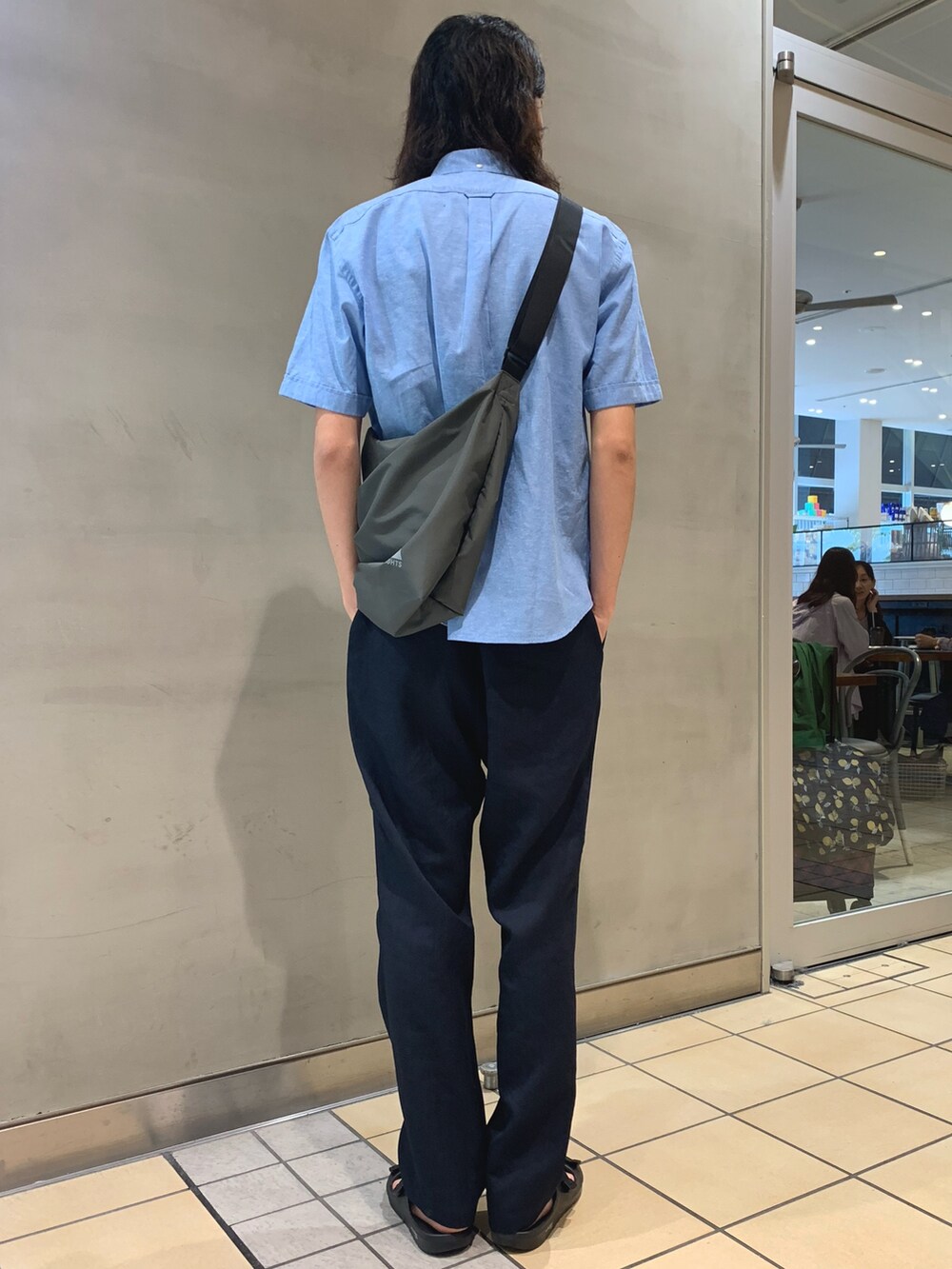 「夏コーデ、青、おしゃ見えテクニック、さらっと晴れやかスナップ、きれいめカジュアル、お出かけコーデ、サンダル、フェススタイル、テーマパークコーデ、シンプル、シャツスタイル、大人カジュアル、高身長、ノーリーズ、お祭り」｜「Cape HEIGHTSの【Cape HEIGHTS/ケープハイツ】別注パッカブル2WAYトート（トートバッグ、ブルー系）」を使った、KIHARAさん（メンズ・188cm）の夏コーディネートの4枚目の写真