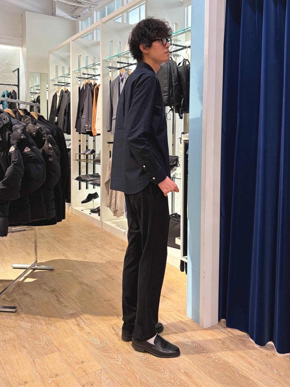 ブラック系のその他パンツ、グリーン系のシャツ/ブラウスを着用したメンズの冬コーディネートの4枚目の写真