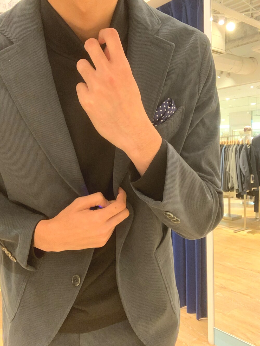 グレー系のテーラードジャケット、グレー系のその他パンツ、ブラック系のTシャツ/カットソーを着用したメンズの秋コーディネートの5枚目の写真