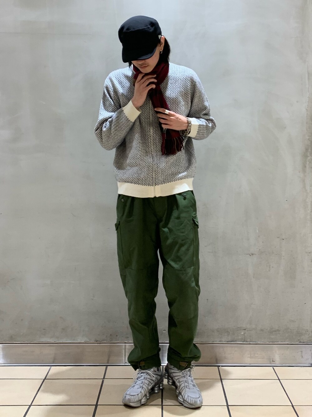 ホワイト系のカーディガン/ボレロ、レッド系のマフラーを着用したメンズの冬コーディネートの3枚目の写真