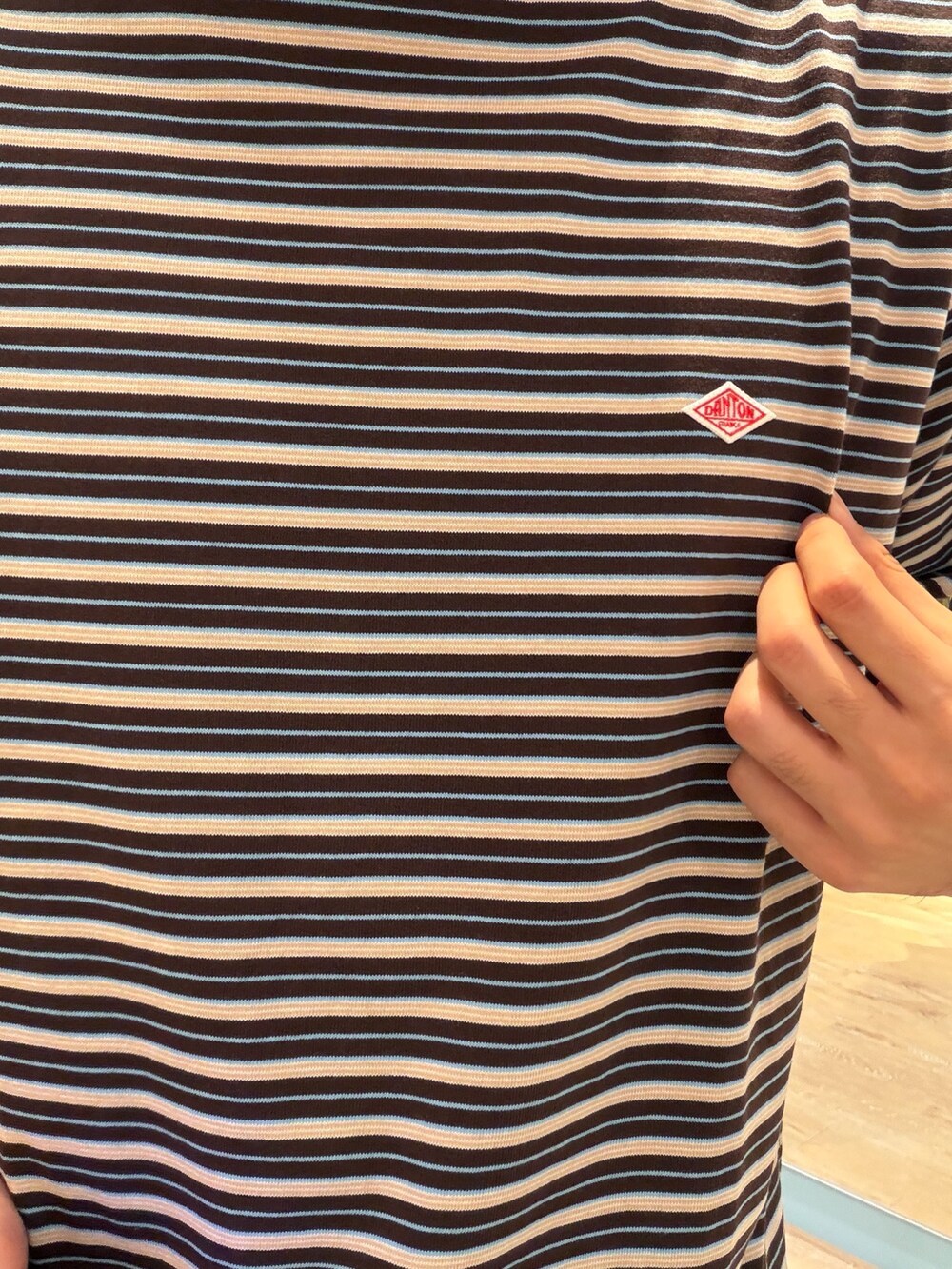 ベージュ系のTシャツ/カットソー、ブラック系のその他シューズを着用したメンズの夏コーディネートの5枚目の写真