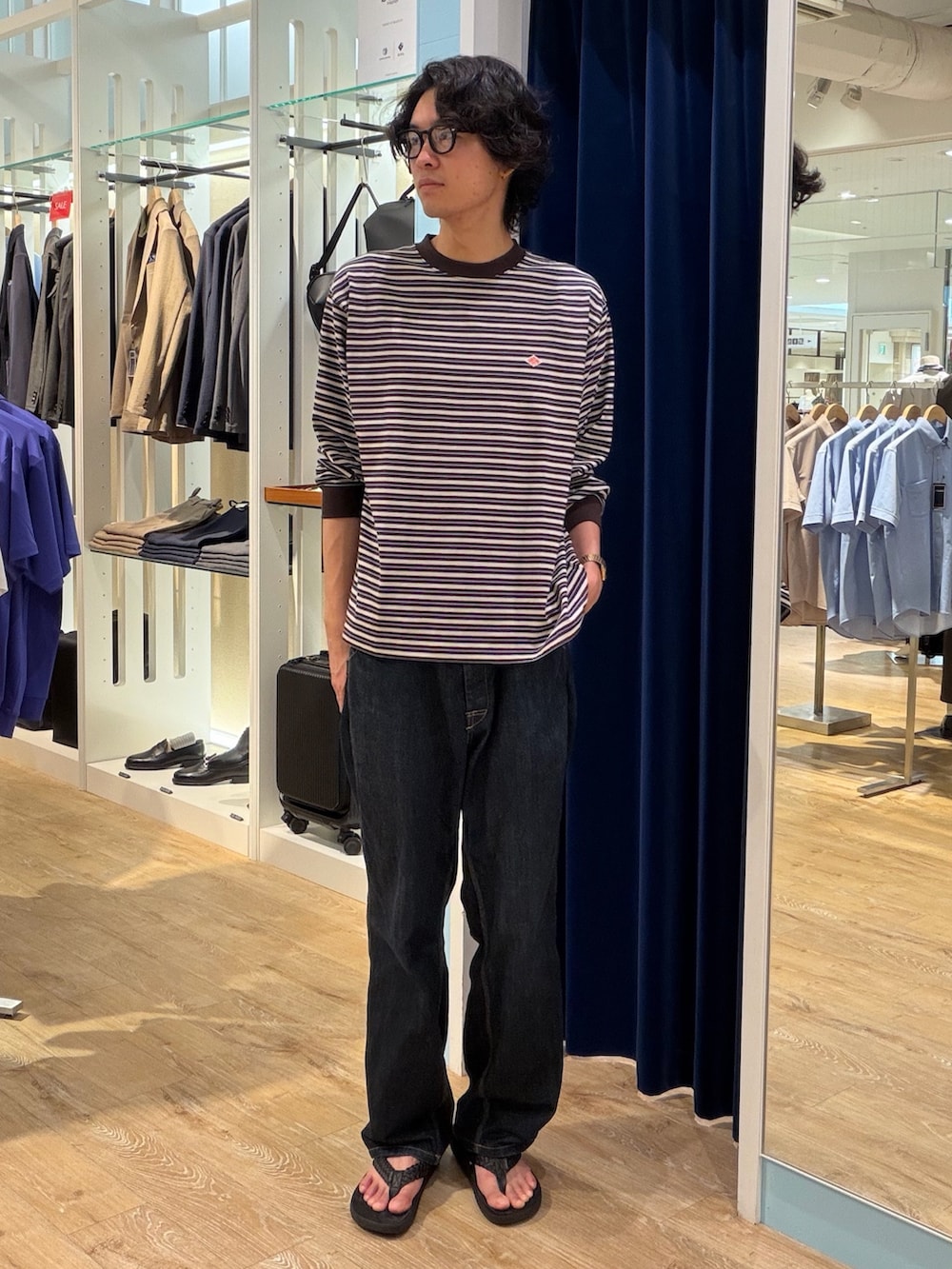 ベージュ系のTシャツ/カットソー、ブラック系のその他シューズを着用したメンズの夏コーディネートの2枚目の写真