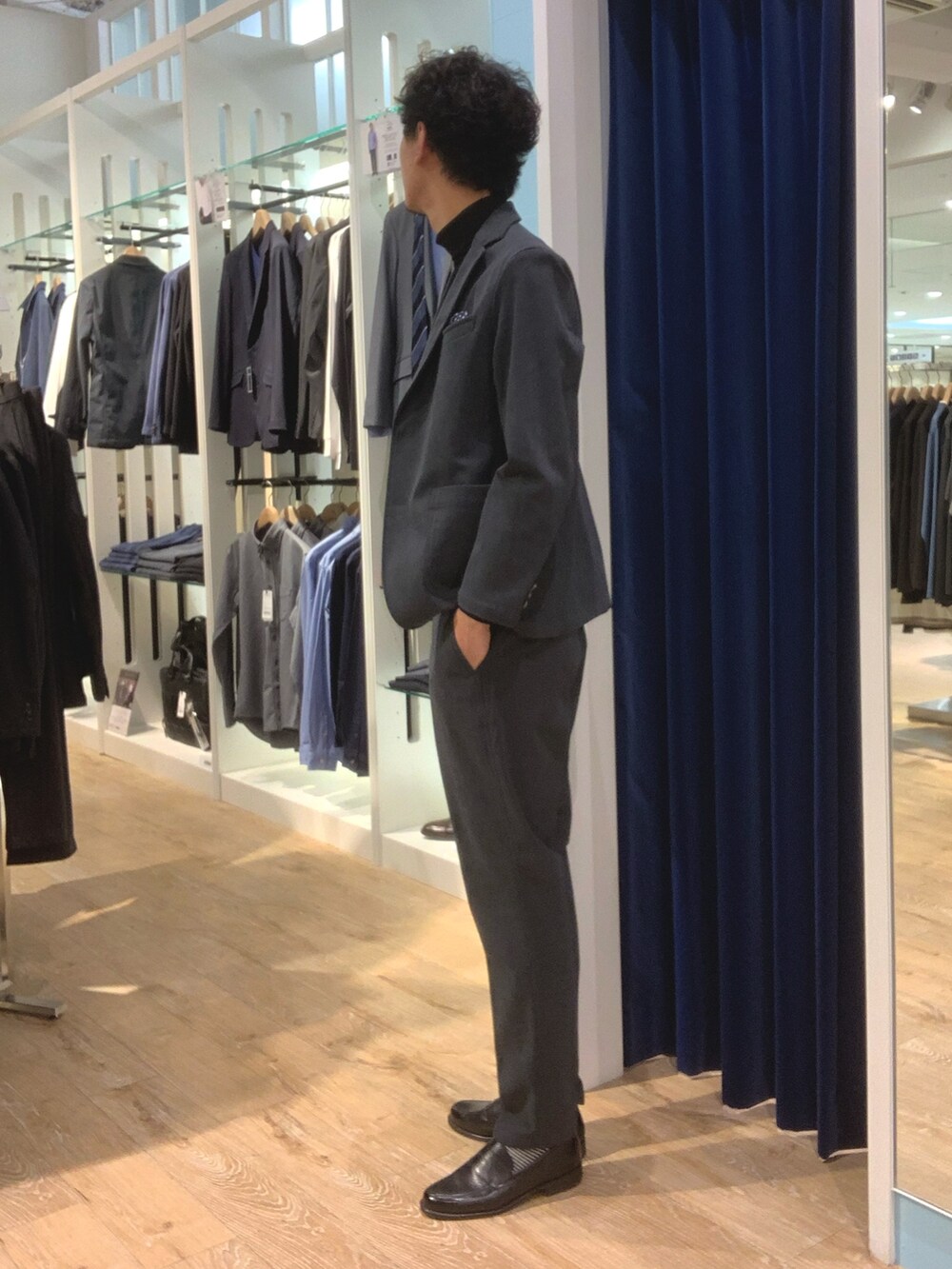 グレー系のテーラードジャケット、グレー系のその他パンツ、ブラック系のTシャツ/カットソーを着用したメンズの秋コーディネートの4枚目の写真