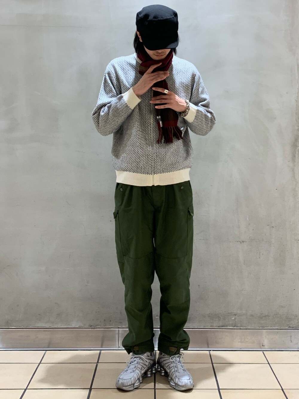 ホワイト系のカーディガン/ボレロ、レッド系のマフラーを着用したメンズの冬コーディネートの2枚目の写真