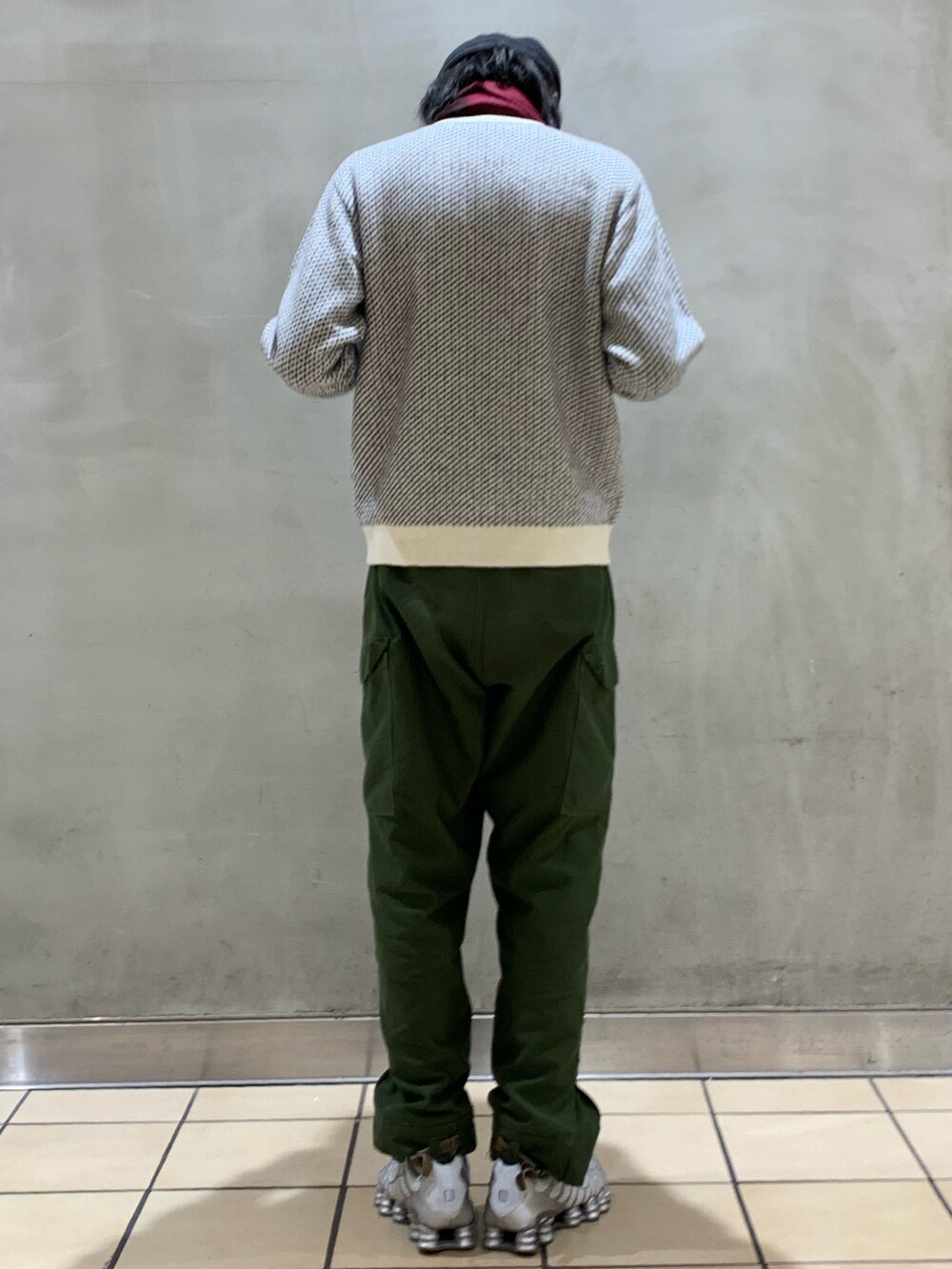 ホワイト系のカーディガン/ボレロ、レッド系のマフラーを着用したメンズの冬コーディネートの5枚目の写真