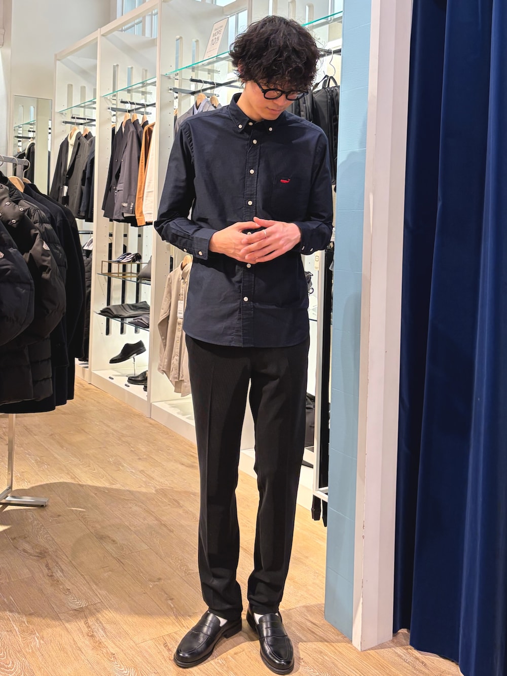 ブラック系のその他パンツ、グリーン系のシャツ/ブラウスを着用したメンズの冬コーディネートの2枚目の写真