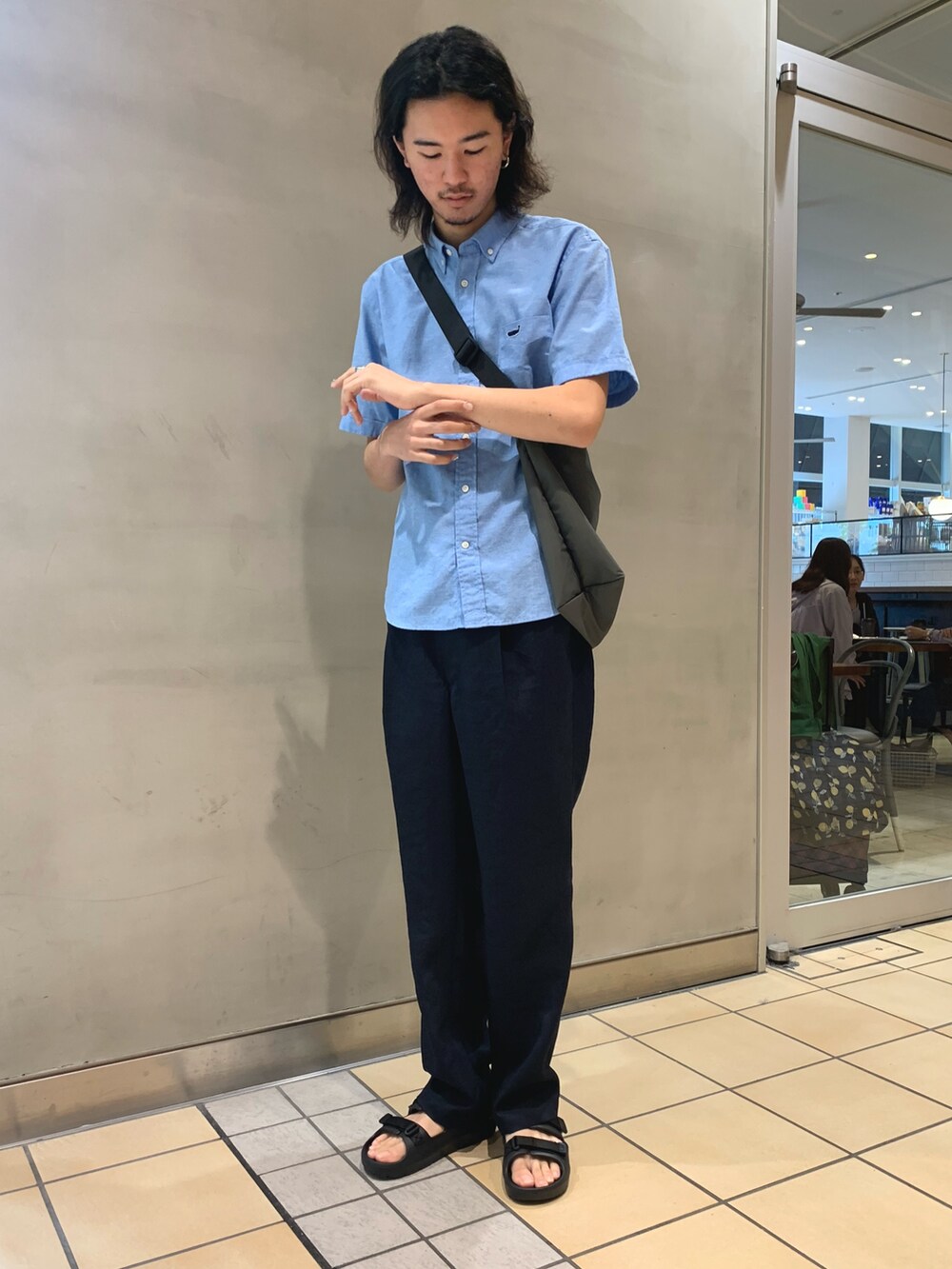 「夏コーデ、青、おしゃ見えテクニック、さらっと晴れやかスナップ、きれいめカジュアル、お出かけコーデ、サンダル、フェススタイル、テーマパークコーデ、シンプル、シャツスタイル、大人カジュアル、高身長、ノーリーズ、お祭り」｜「Cape HEIGHTSの【Cape HEIGHTS/ケープハイツ】別注パッカブル2WAYトート（トートバッグ、ブルー系）」を使った、KIHARAさん（メンズ・188cm）の夏コーディネートの3枚目の写真