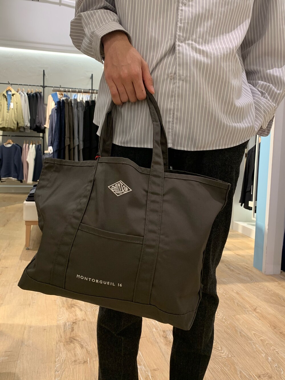 ホワイト系のシャツ/ブラウス、ブラック系のデニムパンツ、グレー系のトートバッグを着用したメンズの秋コーディネートの4枚目の写真