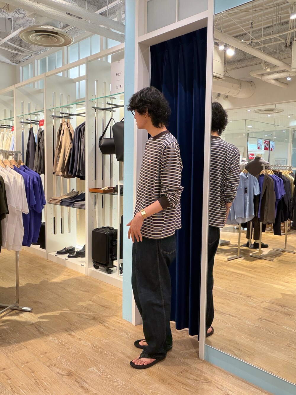 ベージュ系のTシャツ/カットソー、ブラック系のその他シューズを着用したメンズの夏コーディネートの3枚目の写真