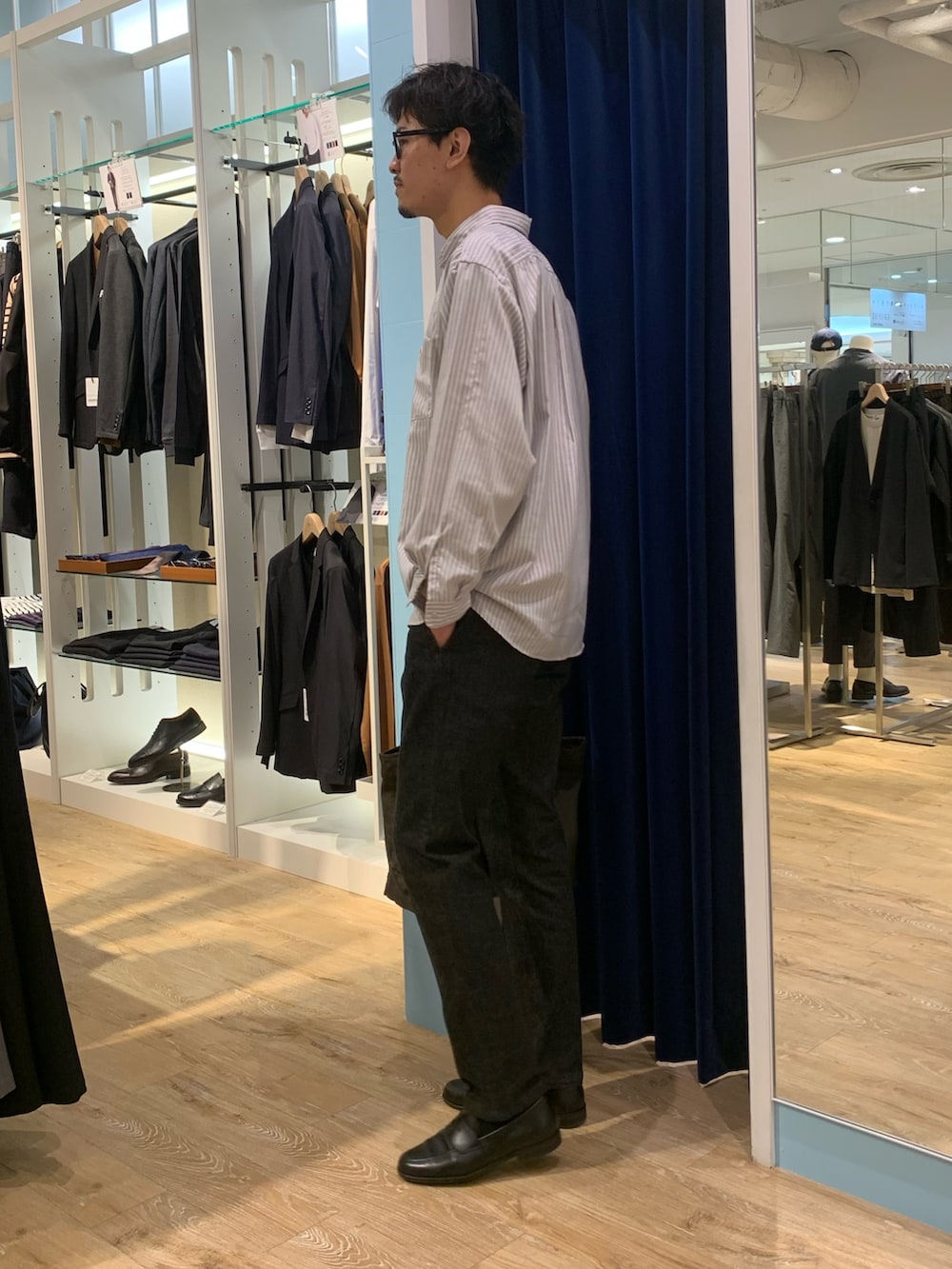 ホワイト系のシャツ/ブラウス、ブラック系のデニムパンツ、グレー系のトートバッグを着用したメンズの秋コーディネートの2枚目の写真