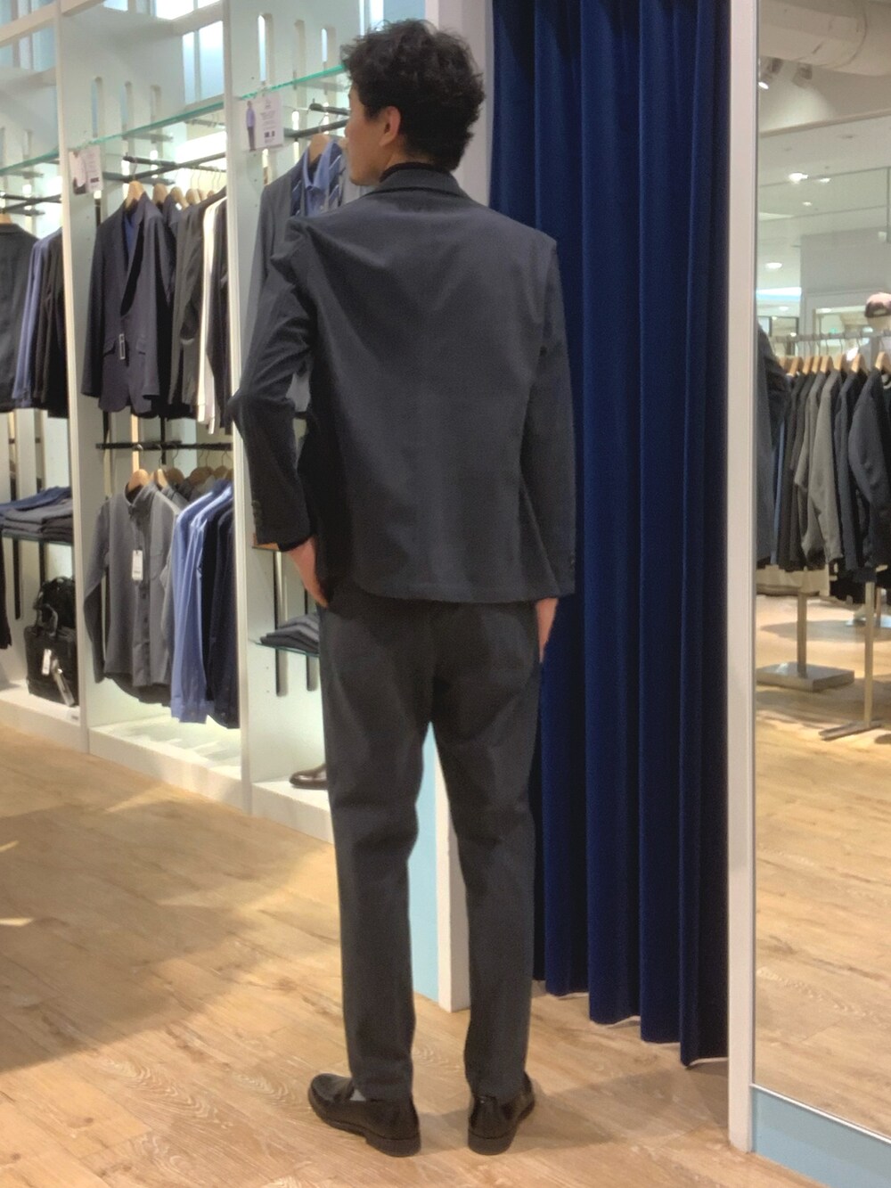 グレー系のテーラードジャケット、グレー系のその他パンツ、ブラック系のTシャツ/カットソーを着用したメンズの秋コーディネートの3枚目の写真