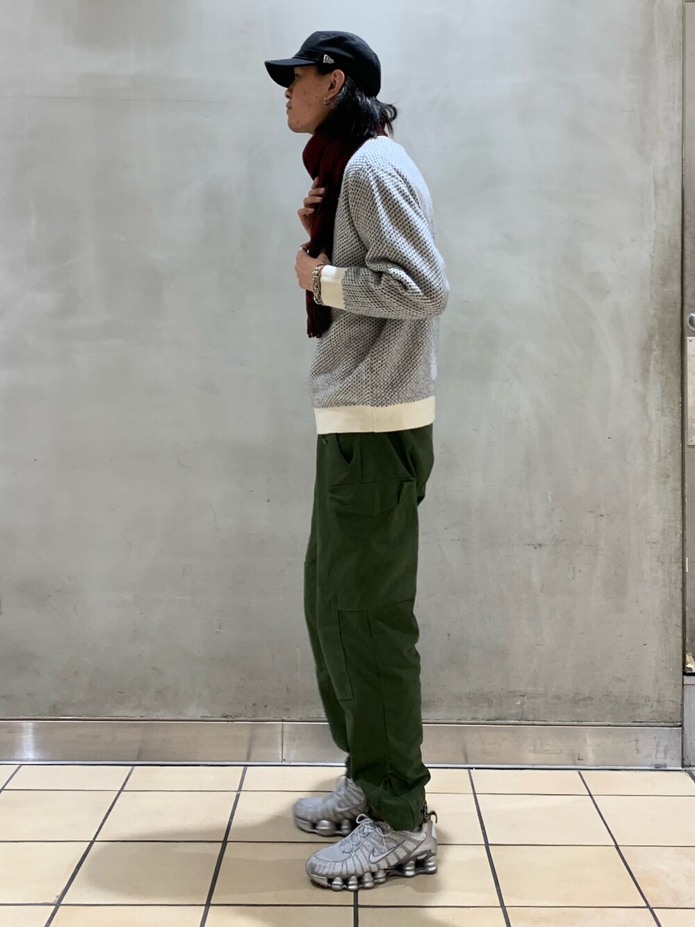 ホワイト系のカーディガン/ボレロ、レッド系のマフラーを着用したメンズの冬コーディネートの4枚目の写真