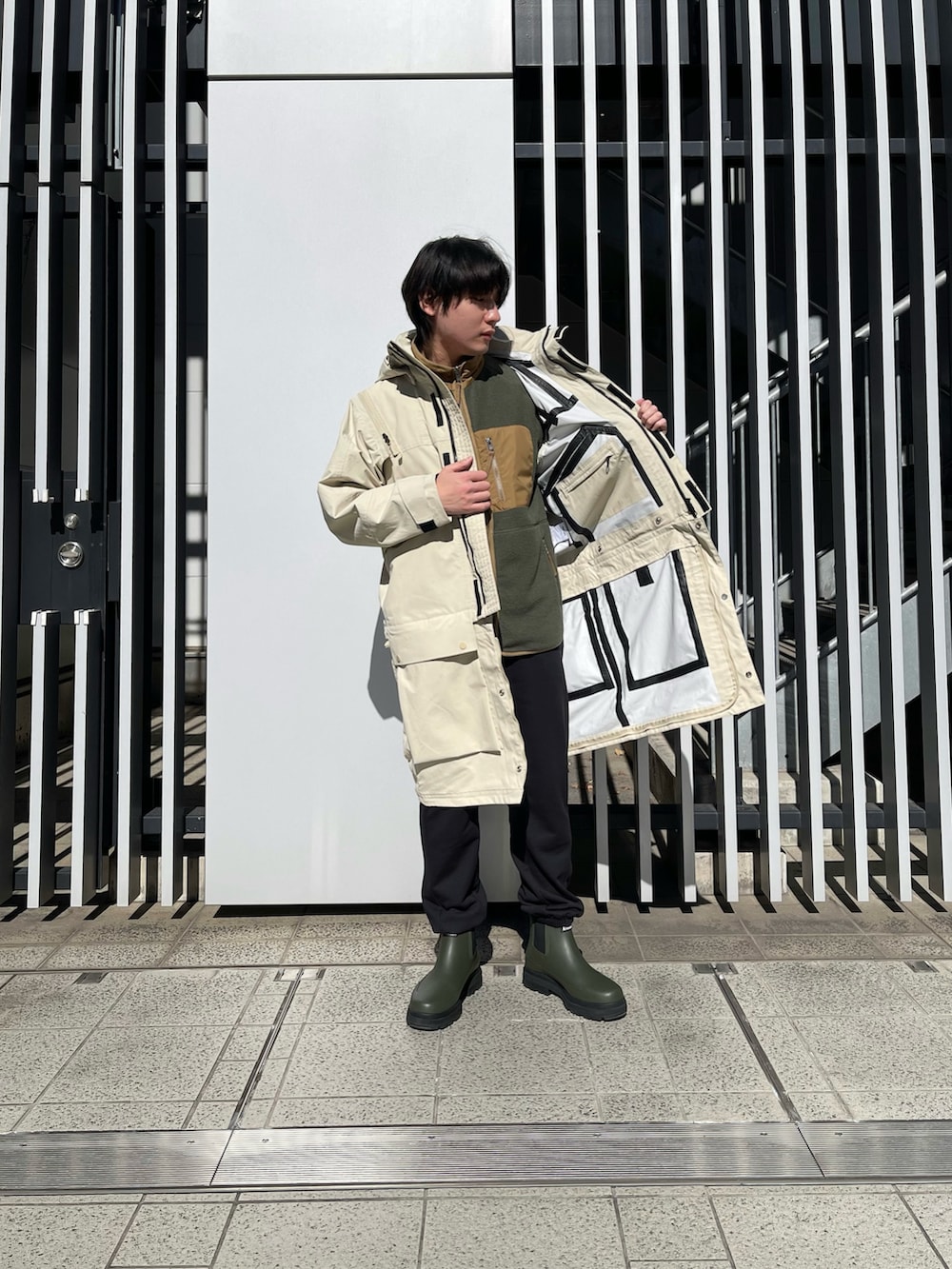 ベージュ系のジャケット/アウター、グリーン系のレインシューズを着用したメンズの冬コーディネートの2枚目の写真