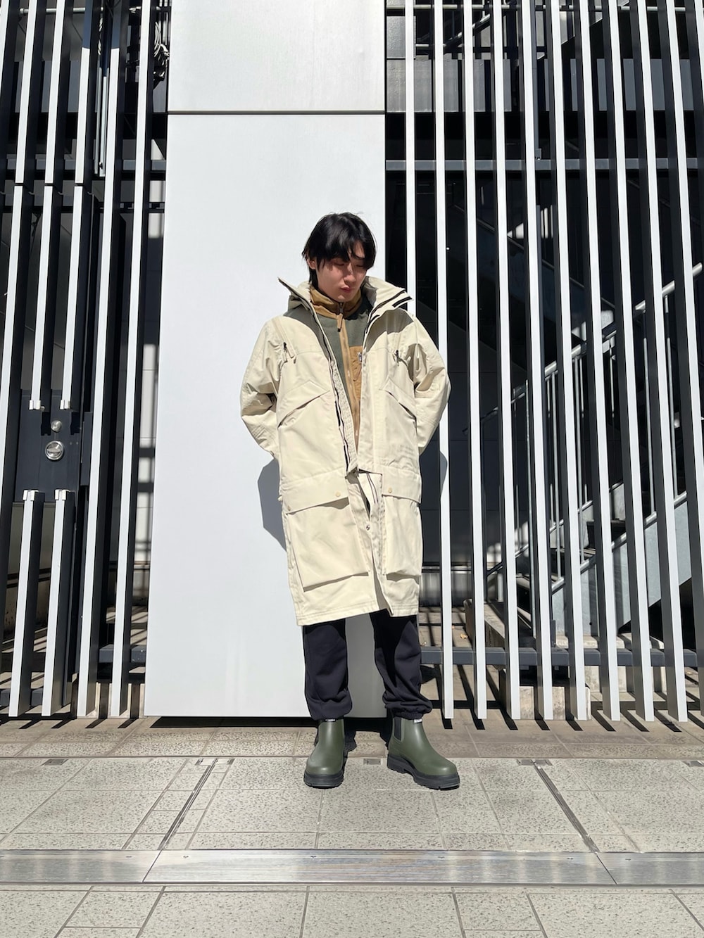 ベージュ系のジャケット/アウター、グリーン系のレインシューズを着用したメンズの冬コーディネートの3枚目の写真