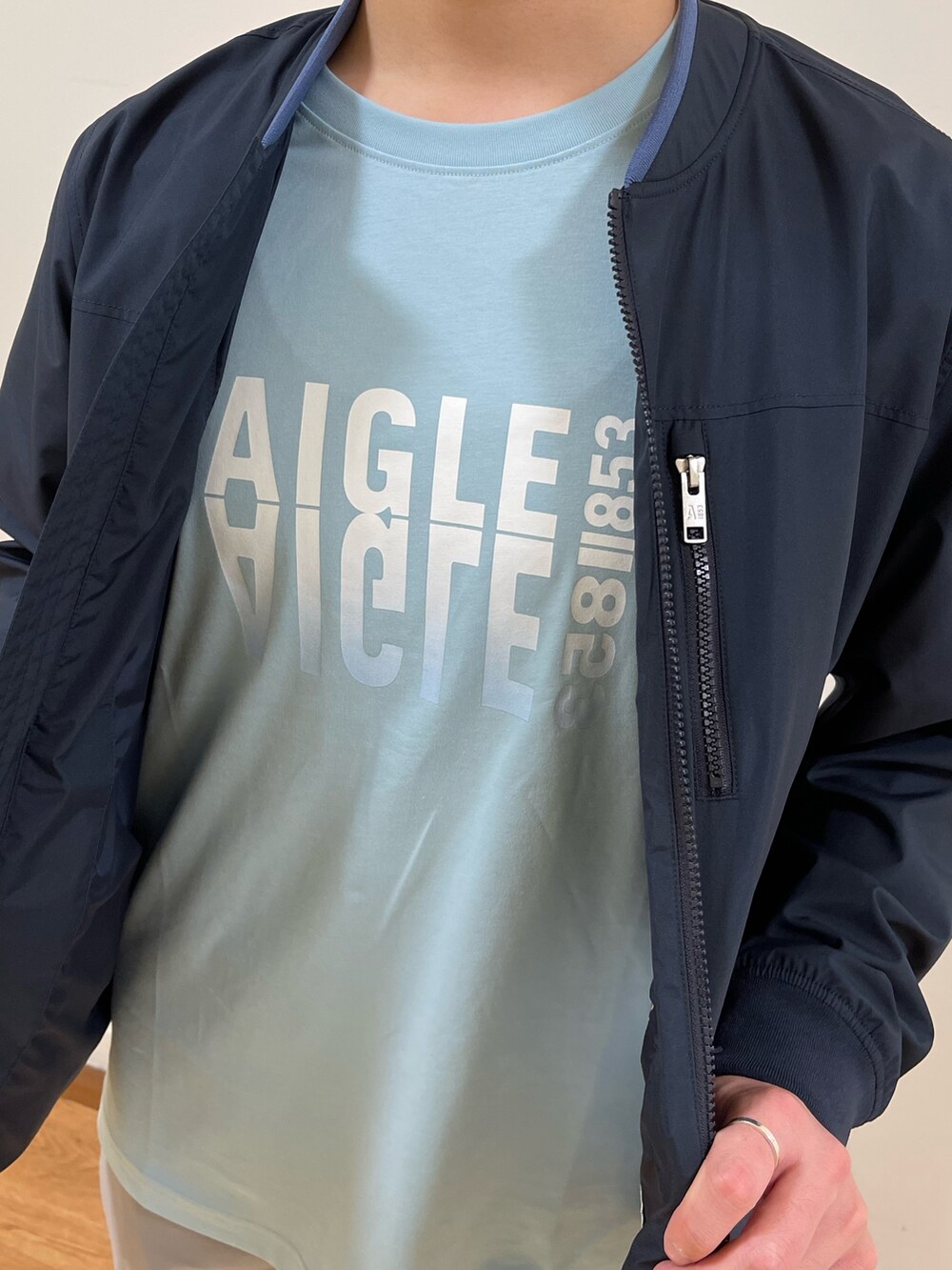 ブルー系のジャケット/アウターを着用したメンズの春コーディネートの4枚目の写真