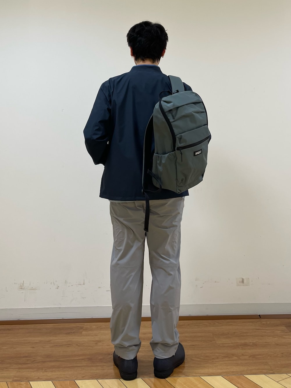 ブルー系のジャケット/アウターを着用したメンズの春コーディネートの3枚目の写真