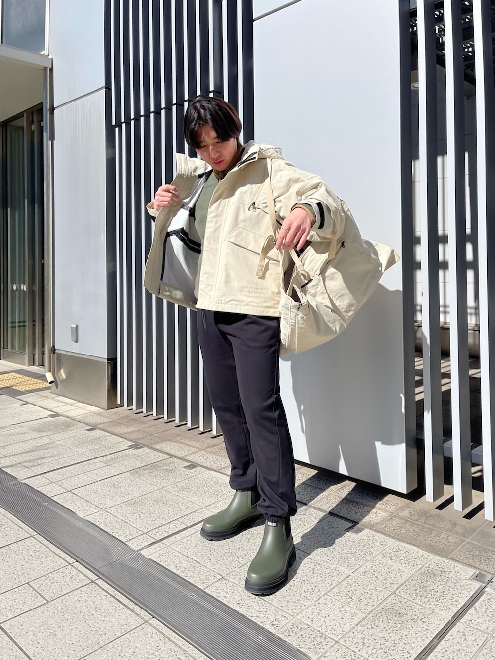 ベージュ系のジャケット/アウター、グリーン系のレインシューズを着用したメンズの冬コーディネートの6枚目の写真