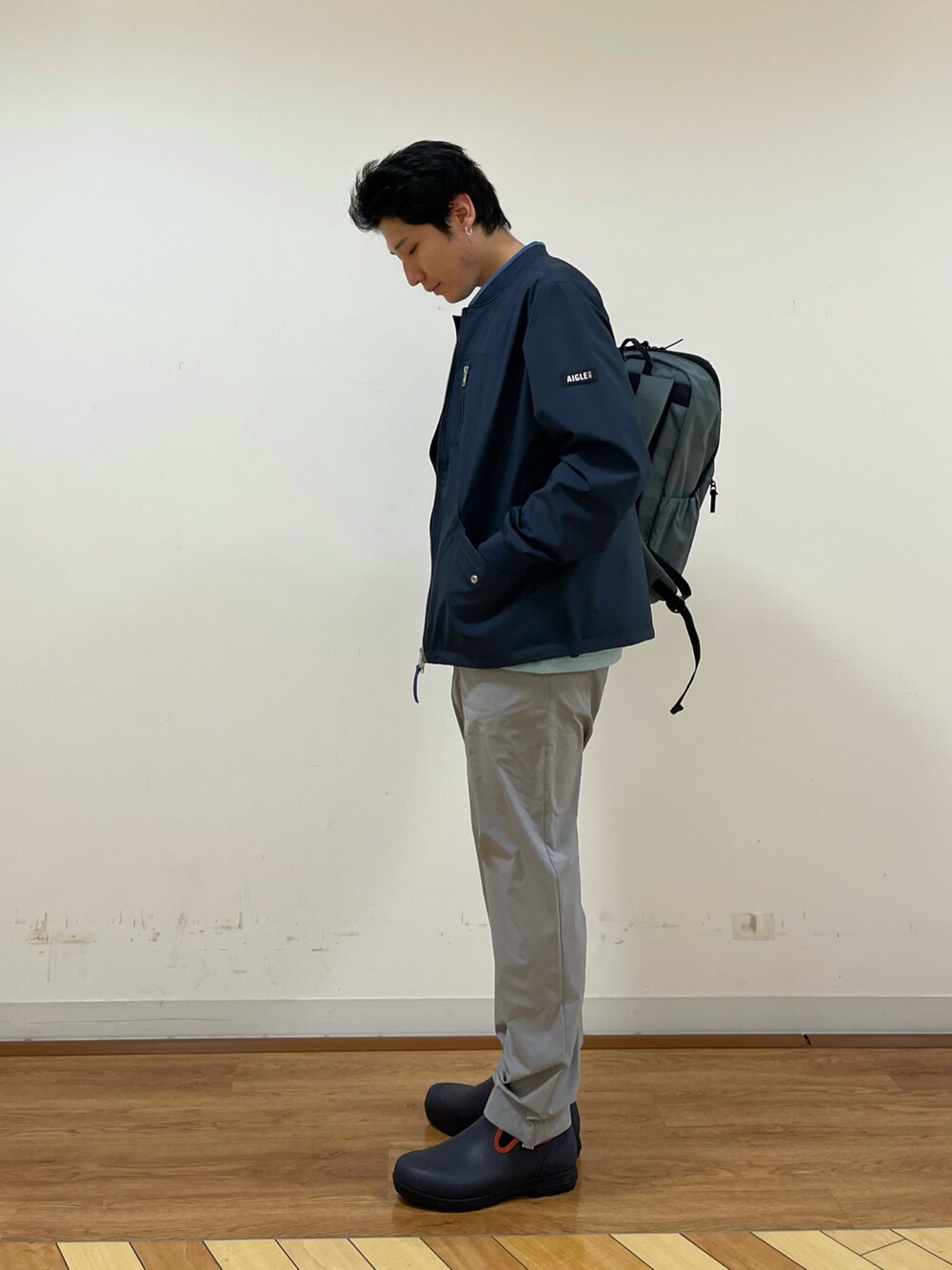 ブルー系のジャケット/アウターを着用したメンズの春コーディネートの2枚目の写真