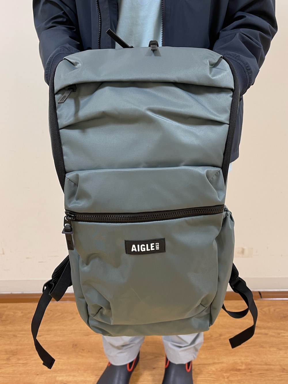 ブルー系のジャケット/アウターを着用したメンズの春コーディネートの5枚目の写真