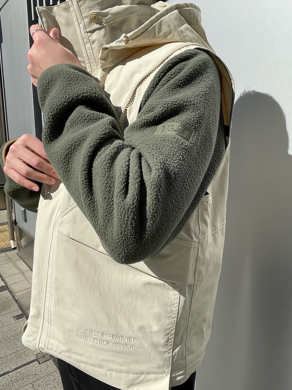 ベージュ系のジャケット/アウター、グリーン系のレインシューズを着用したメンズの冬コーディネートの4枚目の写真