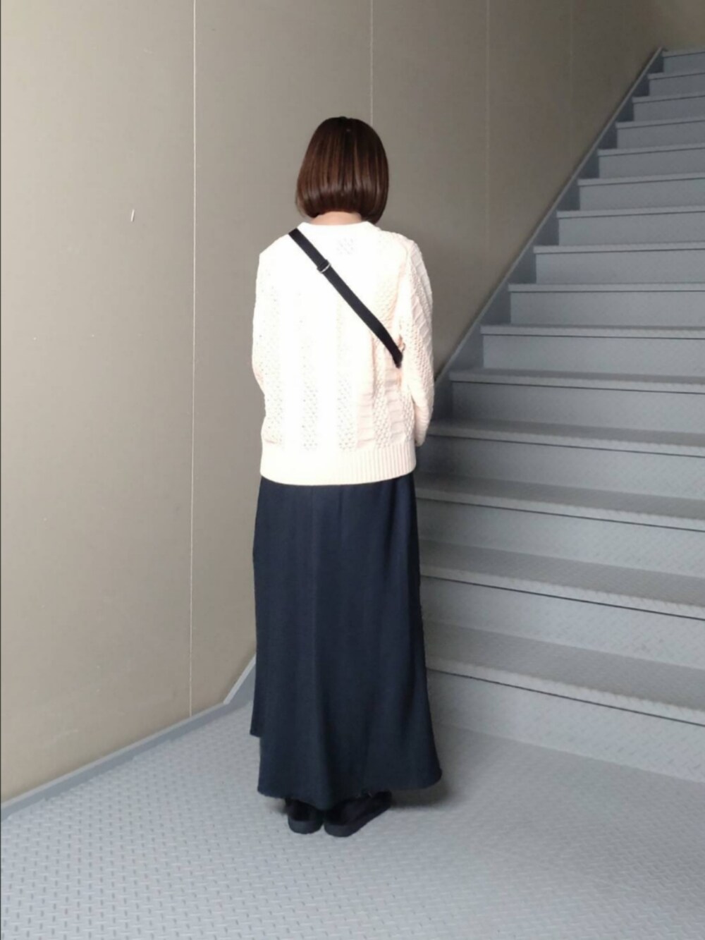 ピンク系のニット/セーター、ブルー系のスカートを着用したレディースの冬コーディネートの3枚目の写真