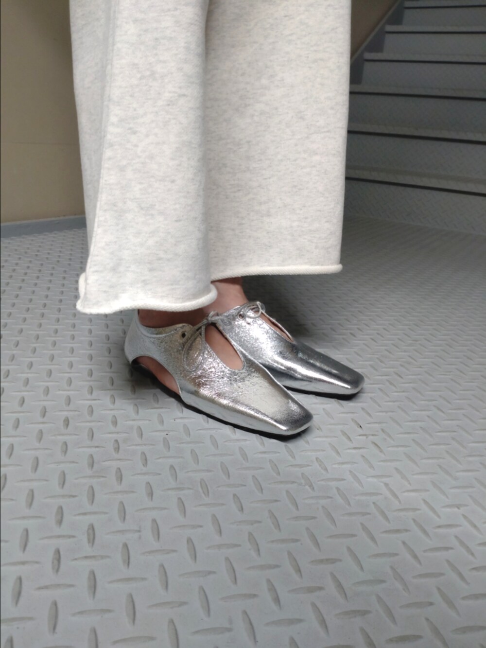 ホワイト系のTシャツ/カットソー、ブラック系のショルダーバッグ、ベージュ系のその他パンツを着用したレディースの秋コーディネートの3枚目の写真