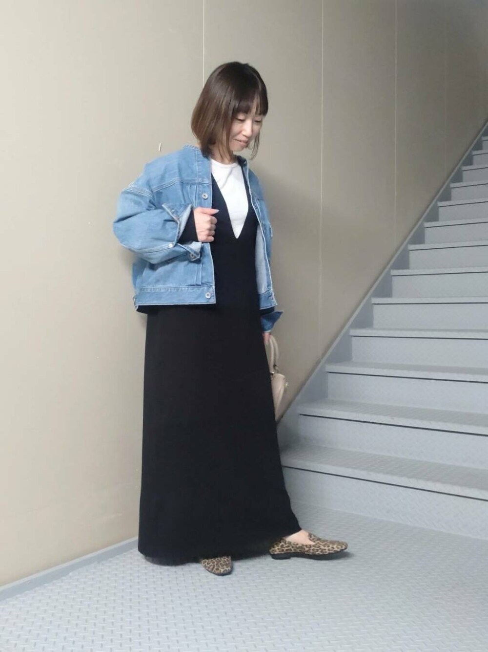 ベージュ系のボストンバッグ、その他のローファー、ブルー系のデニムジャケットを着用したレディースの秋コーディネートの2枚目の写真