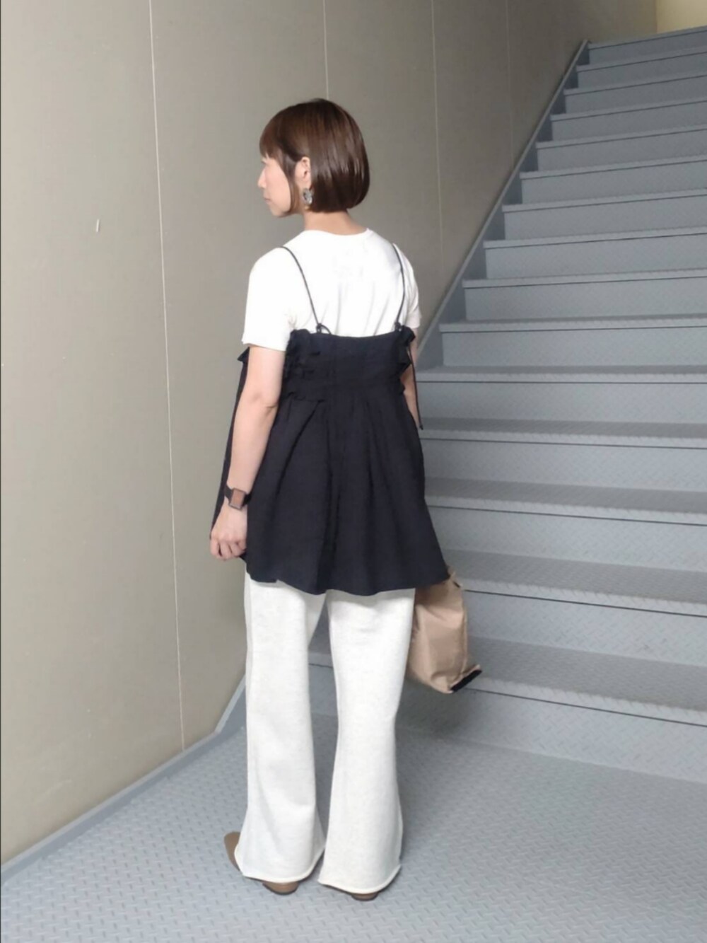 ブラック系のキャミソール、ホワイト系のTシャツ/カットソー、ベージュ系のその他パンツを着用したレディースの夏コーディネートの2枚目の写真