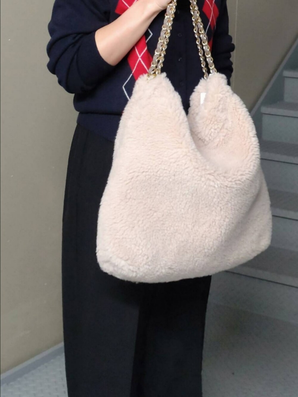 ブラック系のその他パンツ、ホワイト系のショルダーバッグ、レッド系のスニーカーを着用したレディースの秋コーディネートの3枚目の写真