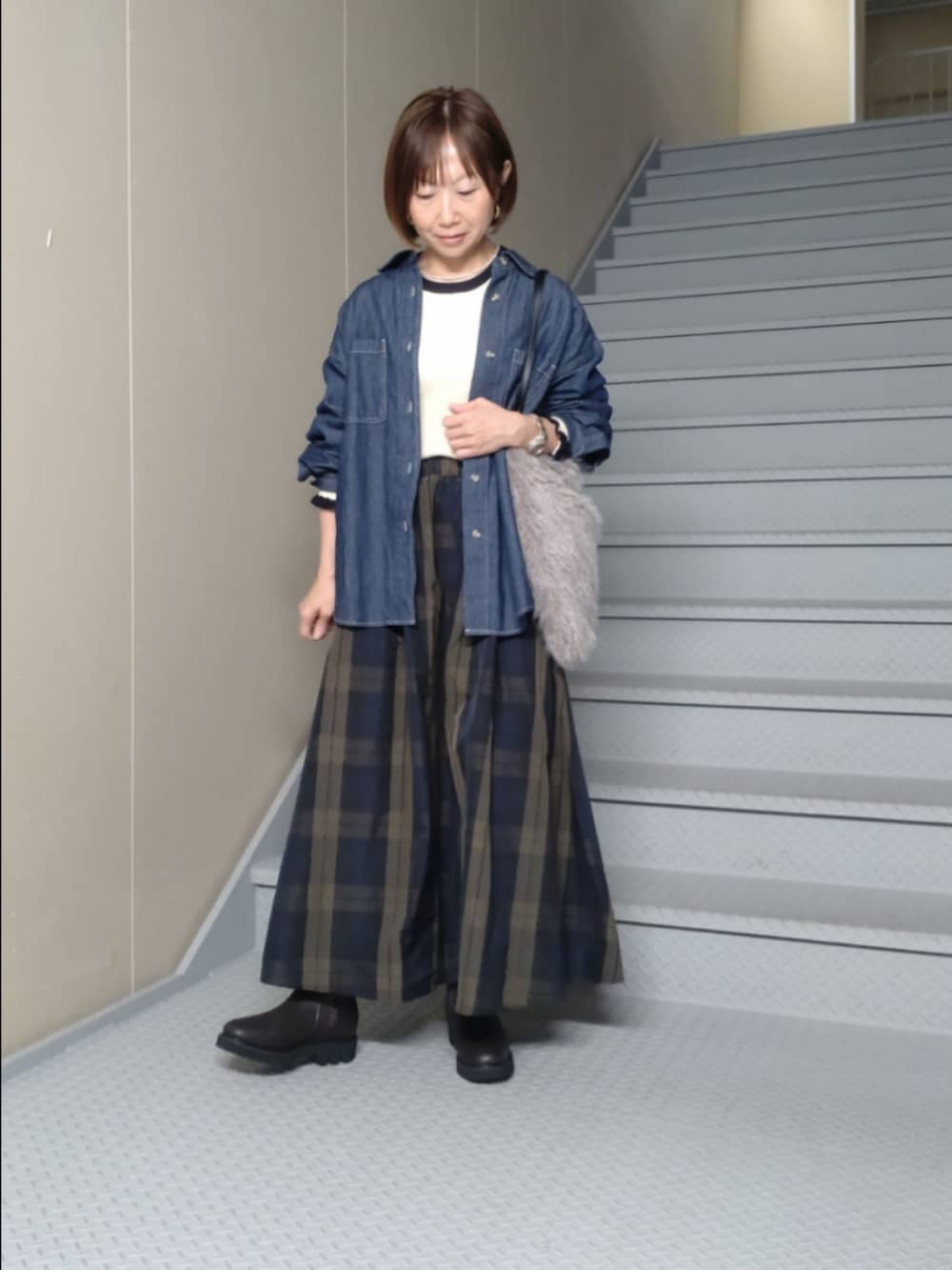 その他のスカート、ブルー系のシャツ/ブラウス、ホワイト系のニット/セーターを着用したレディースの秋コーディネートの2枚目の写真