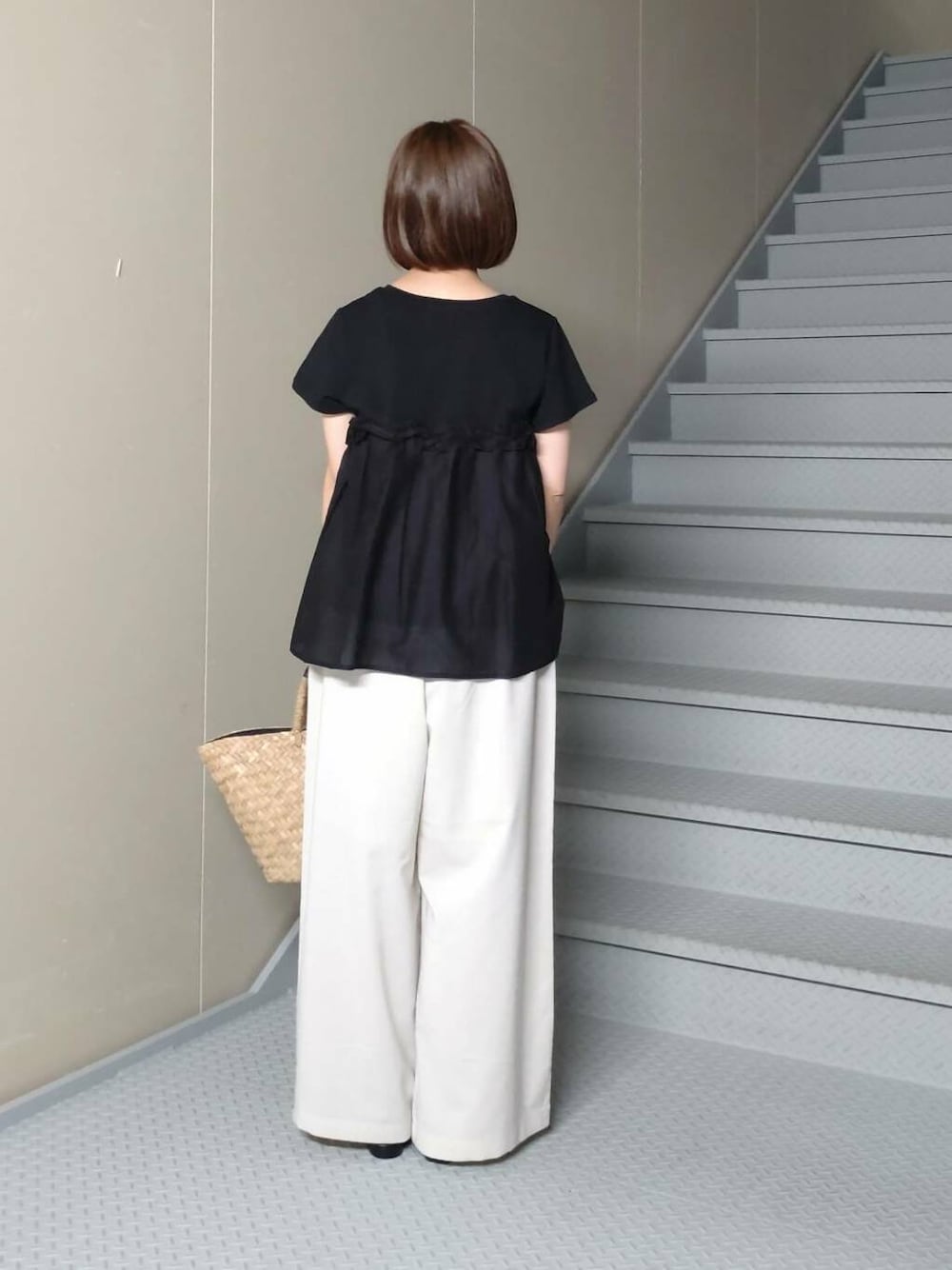 その他のかごバッグ、ホワイト系のその他パンツ、ブラック系のサンダルを着用したレディースの夏コーディネートの2枚目の写真