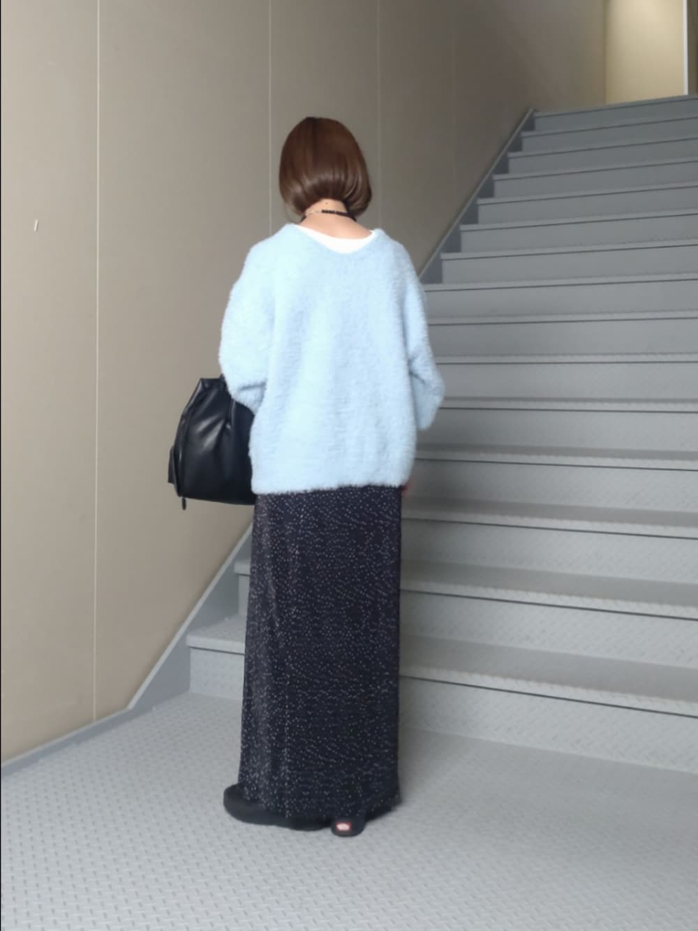 ブルー系のカーディガン/ボレロ、その他のスカートを着用したレディースの秋コーディネートの2枚目の写真