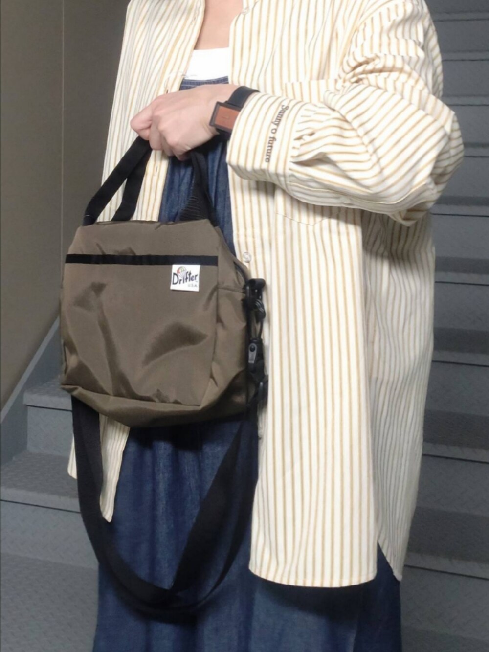 その他のシャツ/ブラウス、ブルー系のサロペット/オーバーオール、ブラック系のパンプスを着用したレディースの秋コーディネートの4枚目の写真