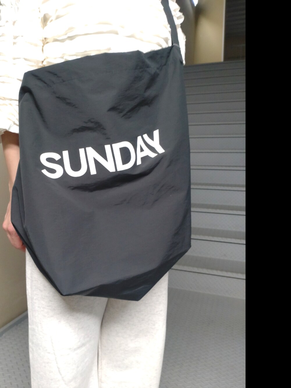 ホワイト系のTシャツ/カットソー、ブラック系のショルダーバッグ、ベージュ系のその他パンツを着用したレディースの秋コーディネートの2枚目の写真